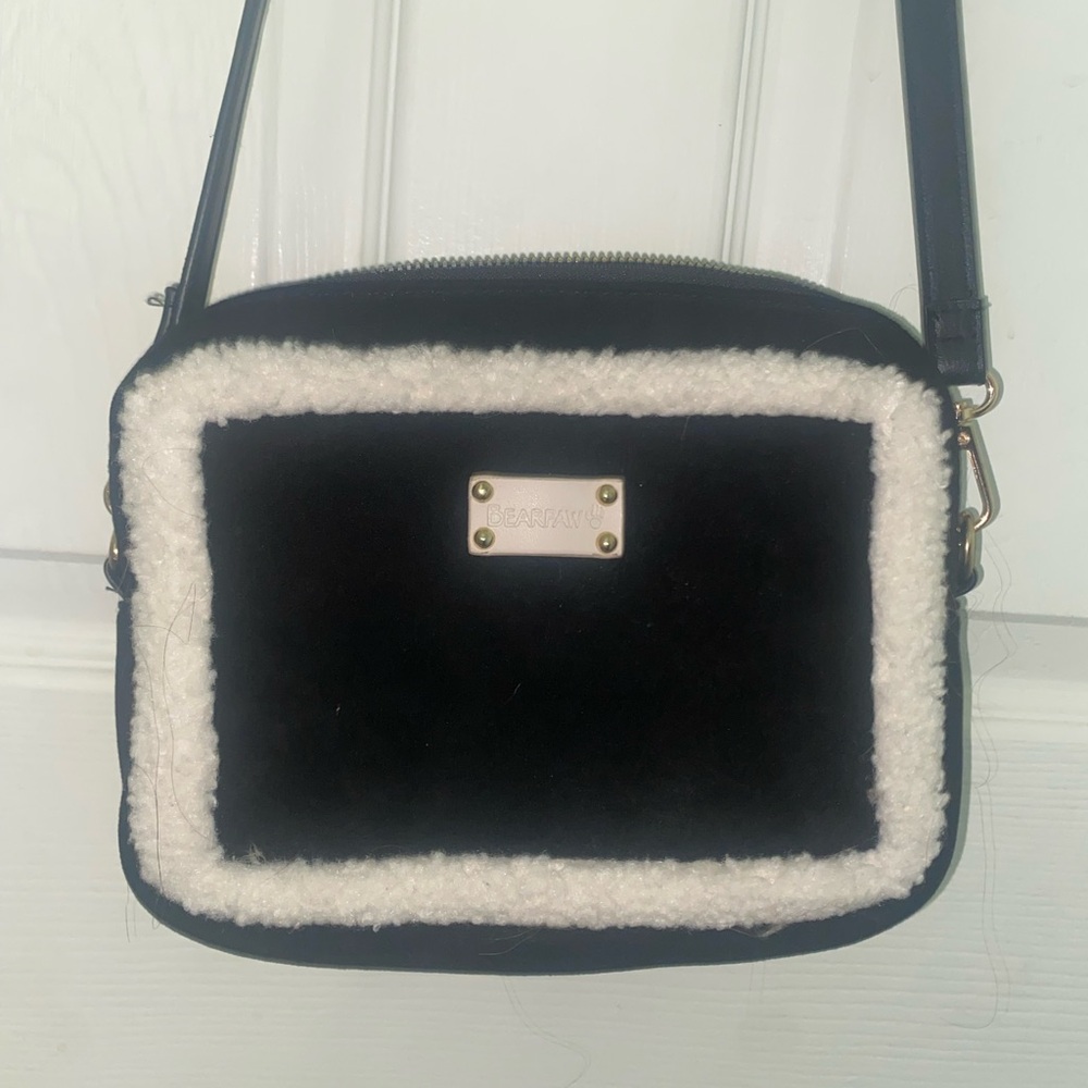 BearPaw Black and Cream Crossbody Bag🖤
